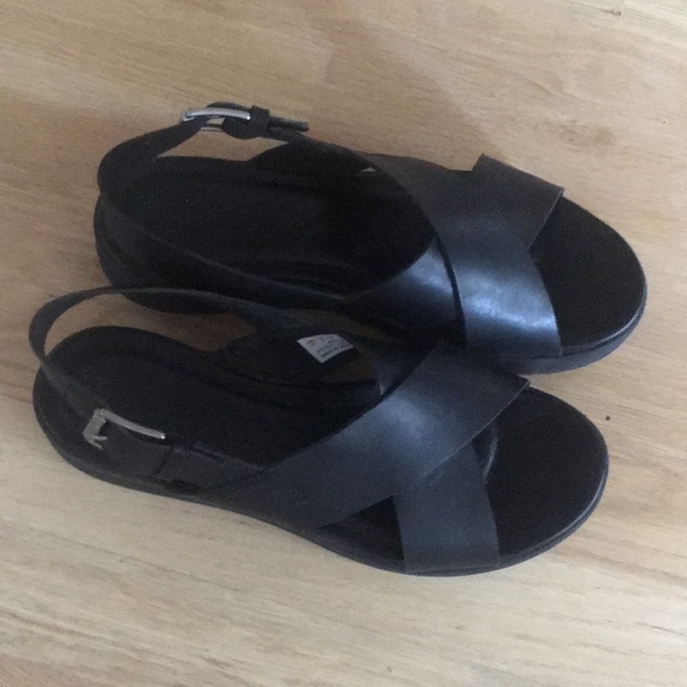 Cross cross black leather sandals